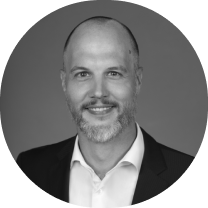 Ansprechpartner bei GIM – Success Story mit PLSTR Digital (Business-Porträt in Schwarzweiß)