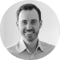 Ansprechpartner bei zweitag – Success Story mit PLSTR Digital (Business-Porträt in Schwarzweiß)