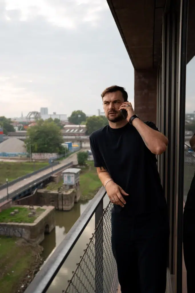 Agency CEO Paul Stro im Anruf